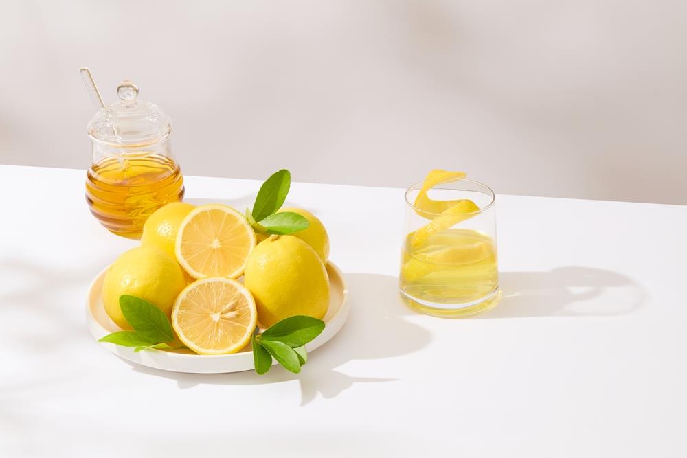 3 lugares de casa donde debes colocar cáscaras de limón en octubre para atraer dinero, según el Feng Shui